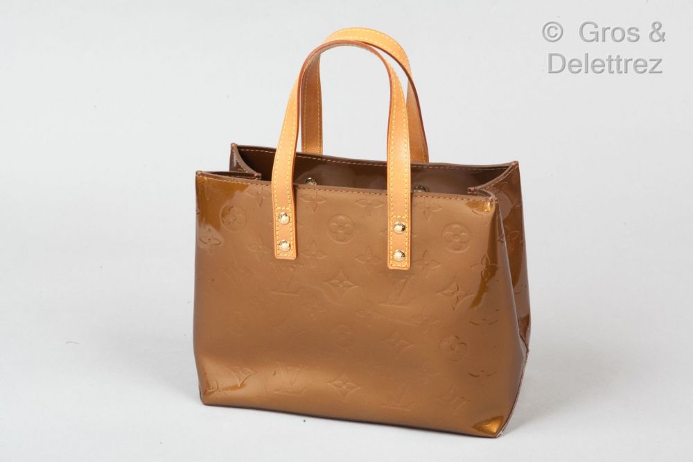 Sold at Auction: A LOUIS VUITTON READE TOTE MM BAG